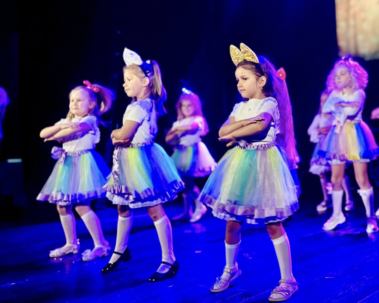 Występ przedszkolaków z okazji Dnia Mamy i Taty w Ziębickim Centrum Kultury