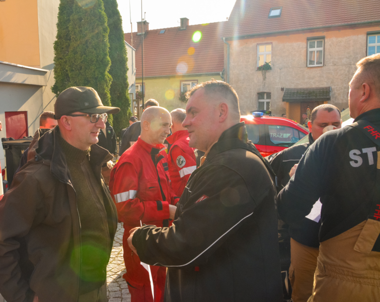 Kilkugodzinne zajęcia uczyły również pracy w zespole z wykorzystaniem podręcznego sprzętu gaśniczego i dawały możliwość wymiany doświadczeń i rozwiązań stosowanych w różnych grupach zawodowych