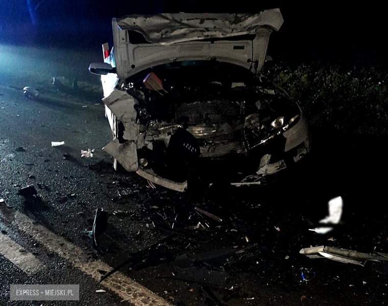 	Czołowe zderzenie pojazdów na wysokości Kluczowej. Droga całkowicie zablokowana