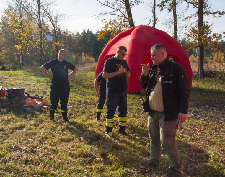 Kilkugodzinne zajęcia uczyły również pracy w zespole z wykorzystaniem podręcznego sprzętu gaśniczego i dawały możliwość wymiany doświadczeń i rozwiązań stosowanych w różnych grupach zawodowych