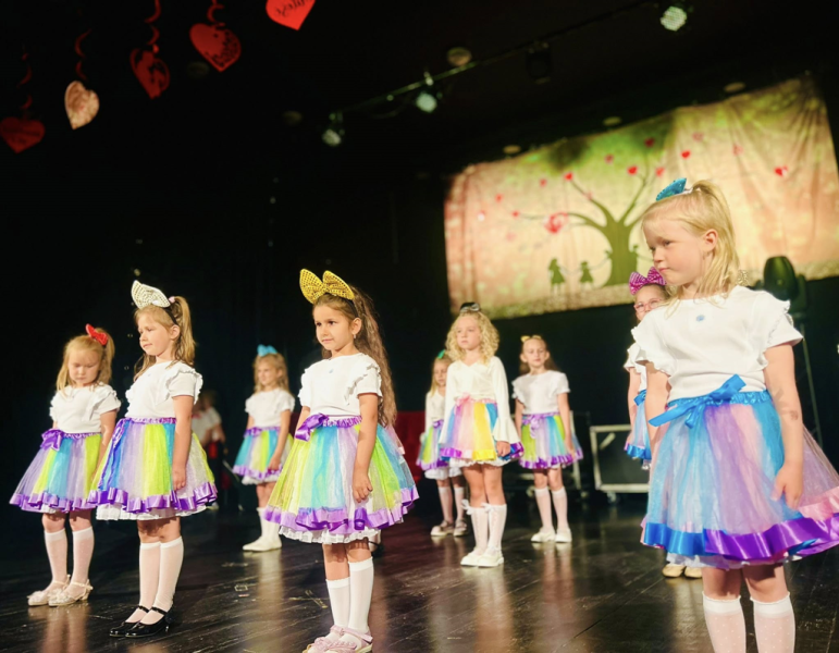 Występ przedszkolaków z okazji Dnia Mamy i Taty w Ziębickim Centrum Kultury