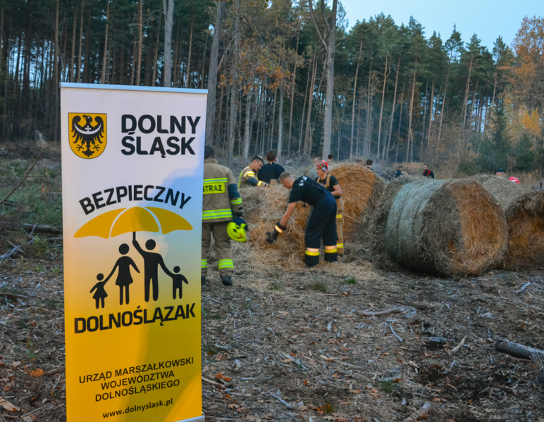 Kilkugodzinne zajęcia uczyły również pracy w zespole z wykorzystaniem podręcznego sprzętu gaśniczego i dawały możliwość wymiany doświadczeń i rozwiązań stosowanych w różnych grupach zawodowych