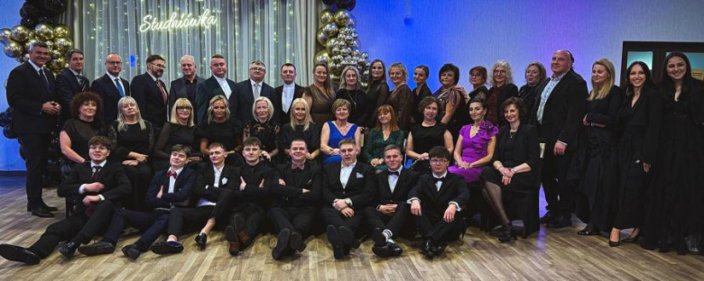 Maturzyści z „Wrocławskiej” bawili się na studniówce [foto]