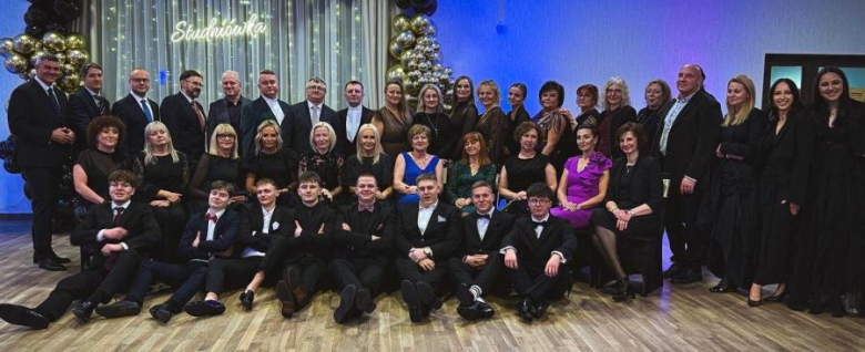 Maturzyści z „Wrocławskiej” bawili się na studniówce [foto]