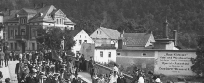 Zdjęcie zabudowań browaru wykonane po 1920 r., gdy zakończono już produkcję piwa. Napis na ścianie po prawej stronie informuje o znajdującym się w tym miejscu już tylko składzie piwa spółki Engelhardt. Po lewej stronie kamienica mieszkalna rodziny Klieeisen. W tle zabudowania restauracji, budynki mieszczące pokoje gościnne oraz skupione wokół kominów słodowni zabudowania browaru