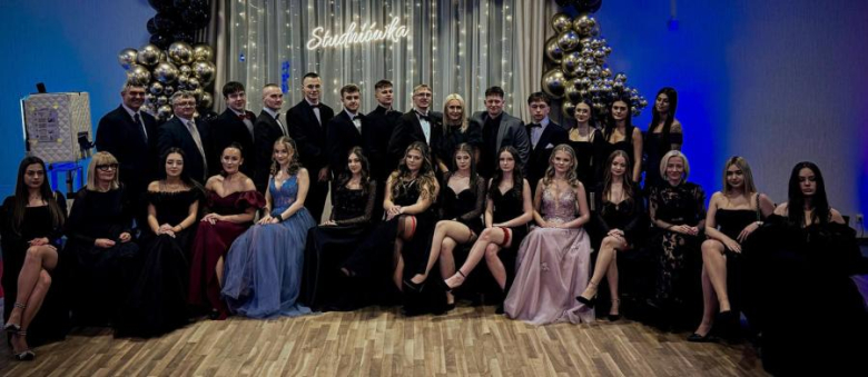 Maturzyści z „Wrocławskiej” bawili się na studniówce [foto]