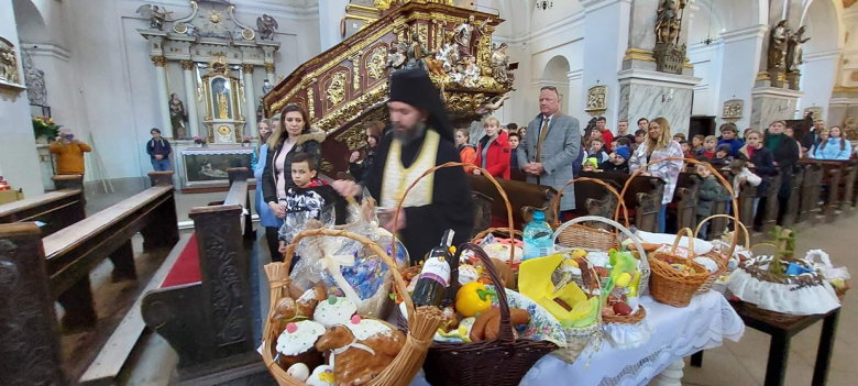 Święcenie pokarmów w Bazylice Mniejszej Nawiedzenia NMP w Bardzie