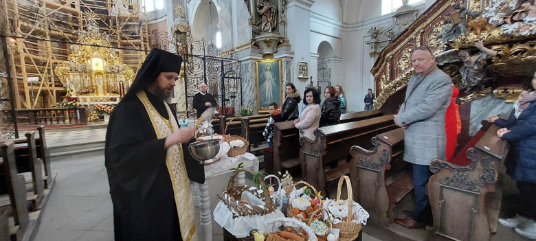 Święcenie pokarmów w Bazylice Mniejszej Nawiedzenia NMP w Bardzie