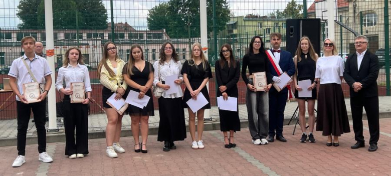 Najlepsi uczniowie ze szkół ponadpodstawowych nagrodzeni przez Zarząd Powiatu Ząbkowickiego