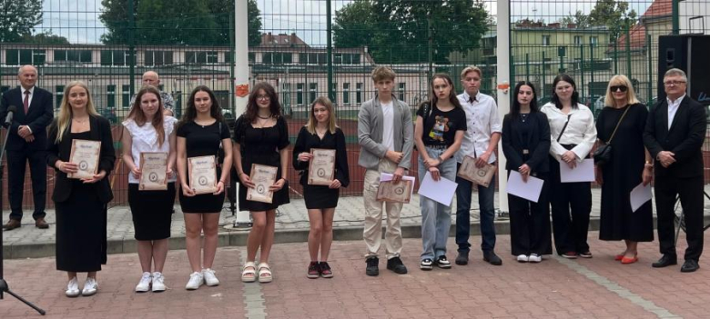 Najlepsi uczniowie ze szkół ponadpodstawowych nagrodzeni przez Zarząd Powiatu Ząbkowickiego
