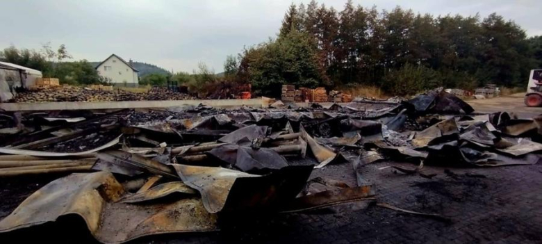 Ogromny pożar na terenie hurtowni warzyw i owoców w Ożarach