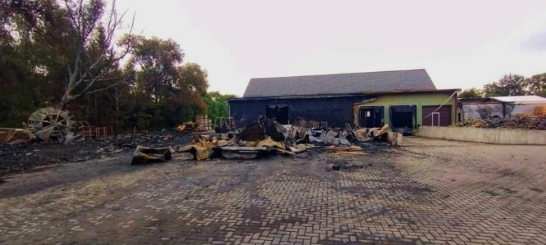 Ogromny pożar na terenie hurtowni warzyw i owoców w Ożarach