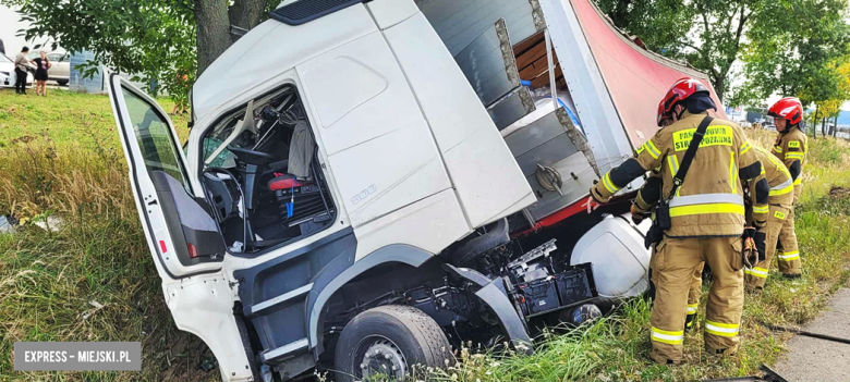 Samochód ciężarowy zjechał z drogi i uderzył w drzewo