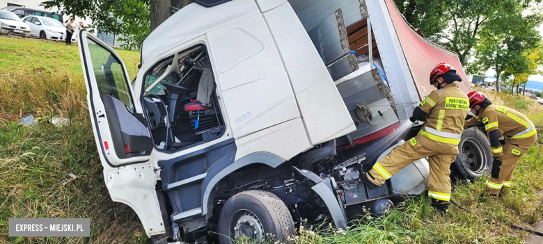 Samochód ciężarowy zjechał z drogi i uderzył w drzewo