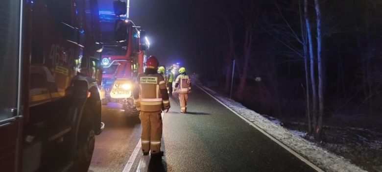 Wpadł w poślizg, zjechał z drogi i uderzył w przydrożne drzewo