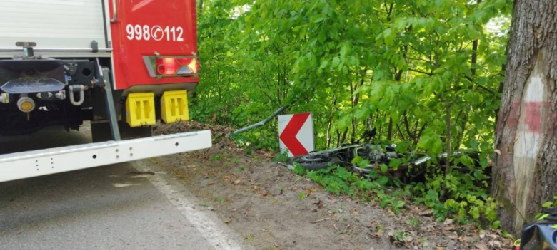 Motocyklista uderzył w drzewo na trasie Złoty Stok – Orłowiec. Jedna osoba poszkodowana