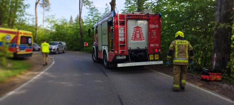 Motocyklista uderzył w drzewo na trasie Złoty Stok – Orłowiec. Jedna osoba poszkodowana
