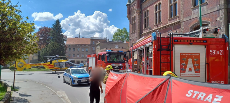 Tragiczny wypadek w Ząbkowicach Śląskich: Fiat uderzył w budynek, zginęła 73-letnia kobieta