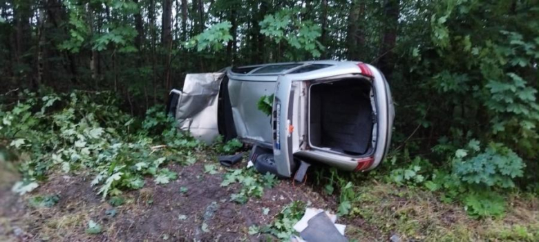 Dachowanie samochodu osobowego przed Złotym Stokiem