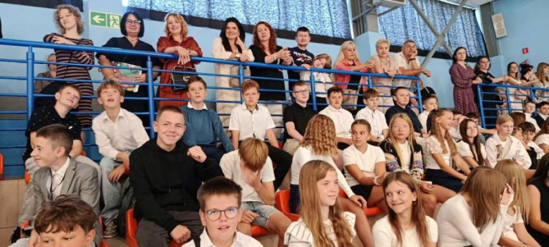 	Rozpoczęcie roku szkolnego dla uczniów klas V-VIII w Szkole Podstawowej nr 3