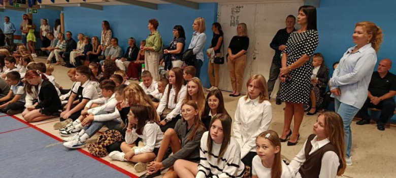 	Rozpoczęcie roku szkolnego dla uczniów klas V-VIII w Szkole Podstawowej nr 3