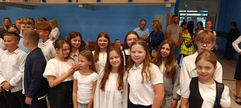 	Rozpoczęcie roku szkolnego dla uczniów klas V-VIII w Szkole Podstawowej nr 3