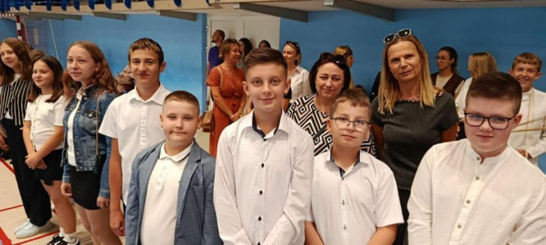 	Rozpoczęcie roku szkolnego dla uczniów klas V-VIII w Szkole Podstawowej nr 3
