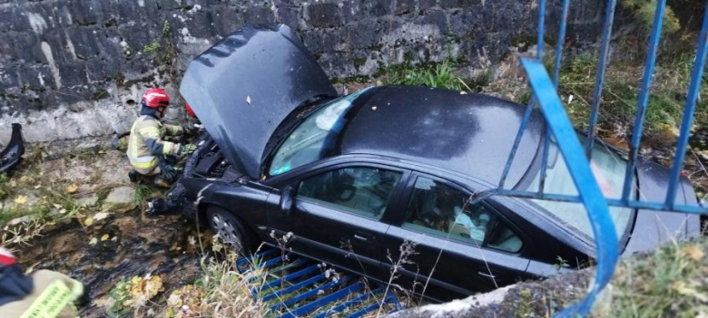 Samochód osobowy wypadł z drogi i wpadł do potoku