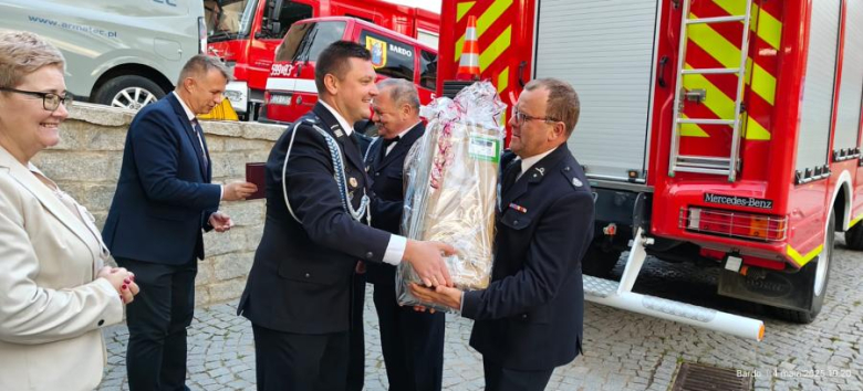 Dzień Strażaka w gminie Bardo. Msze święte, poświęcenie pojazdów oraz wspólny grill