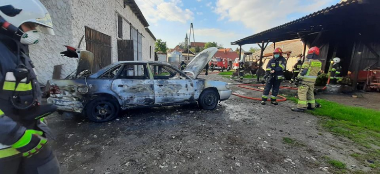 Na terenie gospodarstwa rolnego zapalił się samochód osobowy