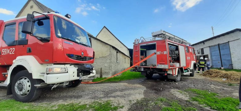 Na terenie gospodarstwa rolnego zapalił się samochód osobowy