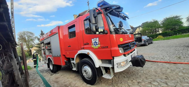 Na terenie gospodarstwa rolnego zapalił się samochód osobowy