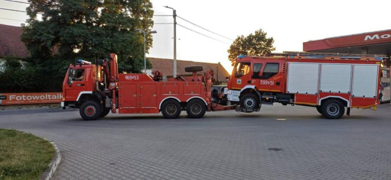 Nie dotarli, by ratować życie. Kolizja auta strażackiego w drodze do osoby z zatrzymaniem krążenia