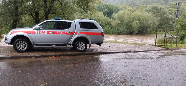 	Strażacy usuwali kłody spiętrzające wodę na Nysie Kłodzkiej w Kamieńcu Ząbkowickim. Usuwali też pow