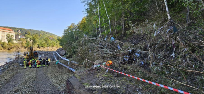 Powódź 2024: Zerwany asfalt i odsłonięty gazociąg na zakolu Nysy Kłodzkiej w Bardzie