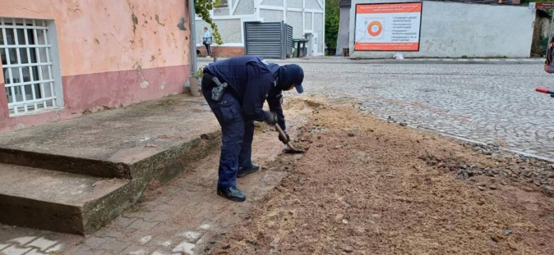 Policjanci z Bydgoszczy służą pomocą mieszkańcom Barda