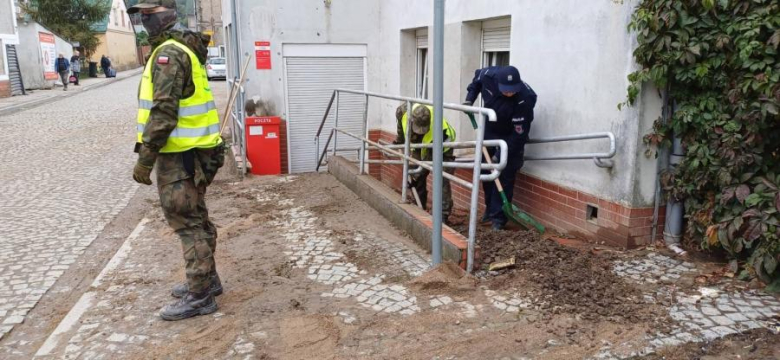 Policjanci z Bydgoszczy służą pomocą mieszkańcom Barda