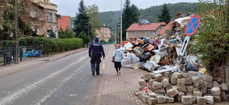 Policjanci z Bydgoszczy służą pomocą mieszkańcom Barda