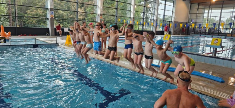 Uczniowie z gminy Ziębice zakończyli projekt  „ABC Pływania”