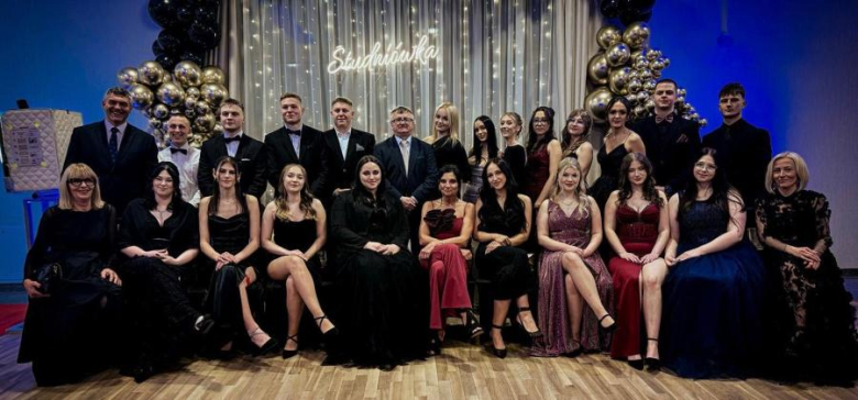 Maturzyści z „Wrocławskiej” bawili się na studniówce [foto]