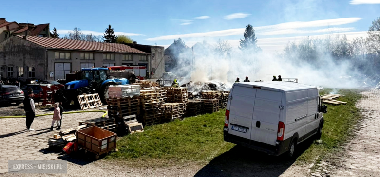 Pożar drewnianych palet przy ul. Waryńskiego. Interweniowało kilka zastępów straży pożarnej