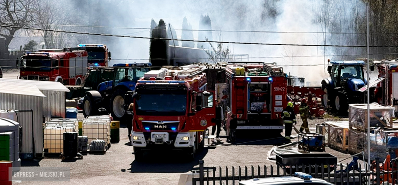 Pożar drewnianych palet przy ul. Waryńskiego. Interweniowało kilka zastępów straży pożarnej