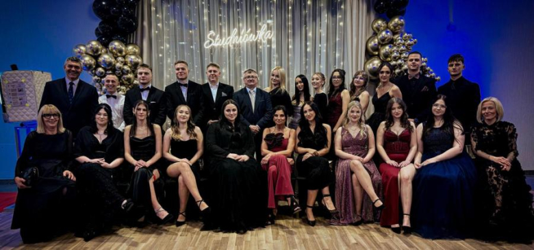 Maturzyści z „Wrocławskiej” bawili się na studniówce [foto]