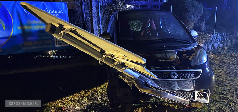 Kolizja w Brzeźnicy. Audi wypadło z drogi i uderzyło w pojazdy stojące na poboczu