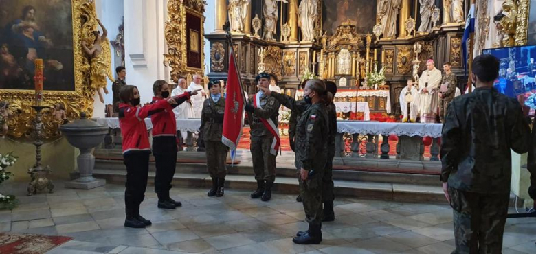 Ślubowanie uczniów klas mundurowych w Katolickim Liceum Ogólnokształcacym w Henrykowie