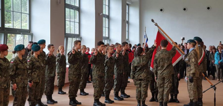 Ślubowanie uczniów klas mundurowych w Katolickim Liceum Ogólnokształcacym w Henrykowie