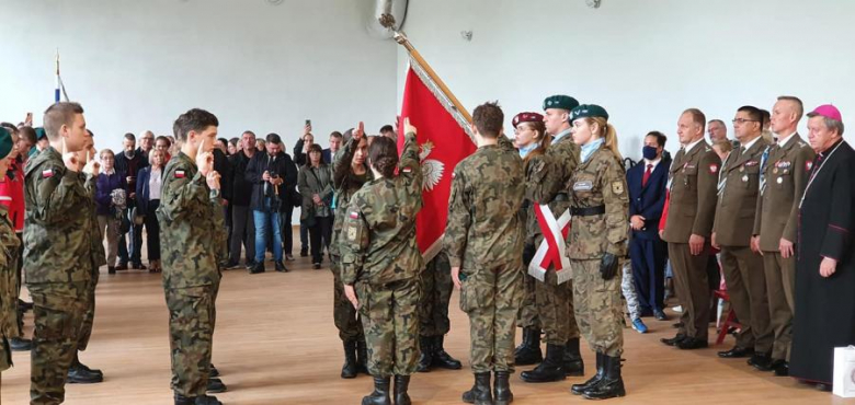 Ślubowanie uczniów klas mundurowych w Katolickim Liceum Ogólnokształcacym w Henrykowie