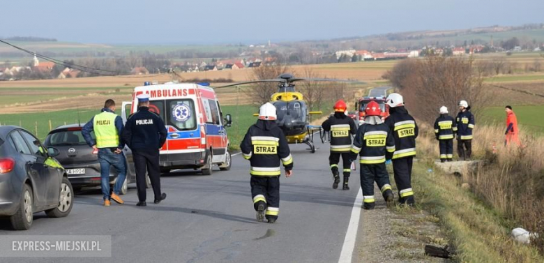 Poważny wypadek przed Ciepłowodami. Dachowało Audi. Interweniował helikopter LPR