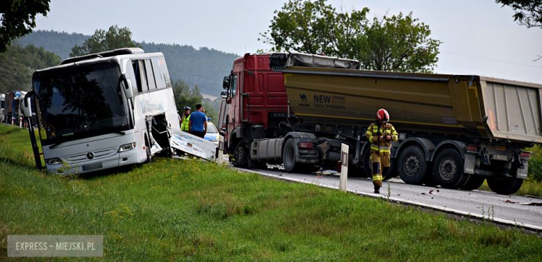 Zderzenie autobusu, samochodu osobowego i dwóch ciężarówek na krajowej ósemce przed Bardem