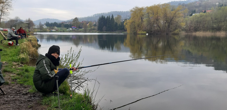 Deszczowe zawody wędkarskie na rozpoczęcie sezonu